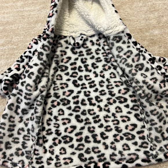 Modern Baby Super Soft Leopard Print Robe with hood! - Picture 4 of 7